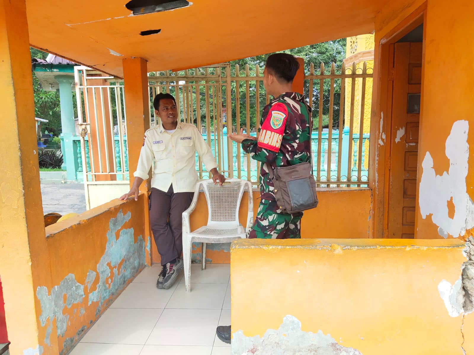 Wujudkan Keamanan Di Sekolah Babinsa Komsos Bersama Security SMAN 2 Palembang 1