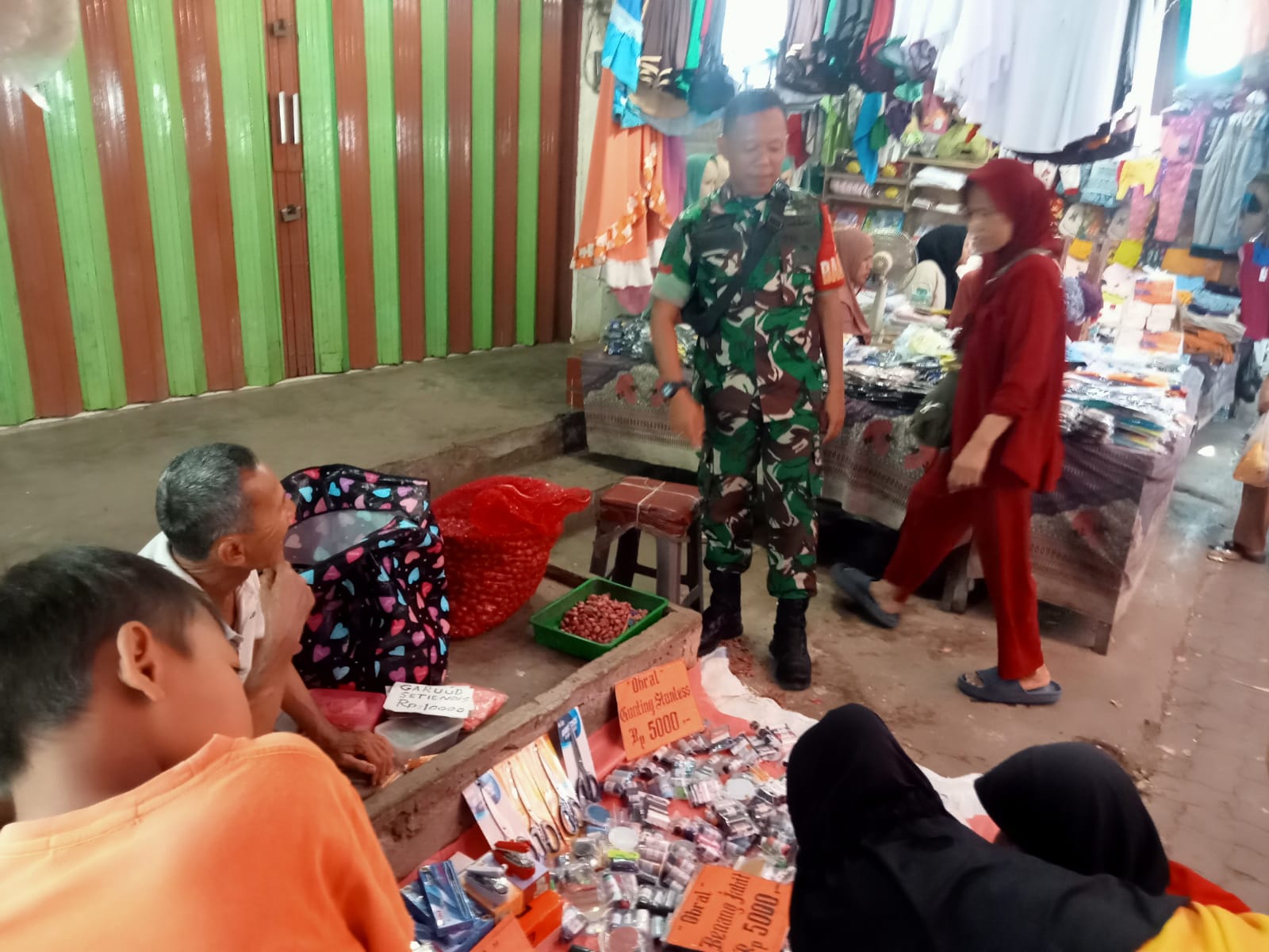 Pantau Keamanan Pasar Babinsa Koramil 418-08/Sako Komsos Bersama PKL 1