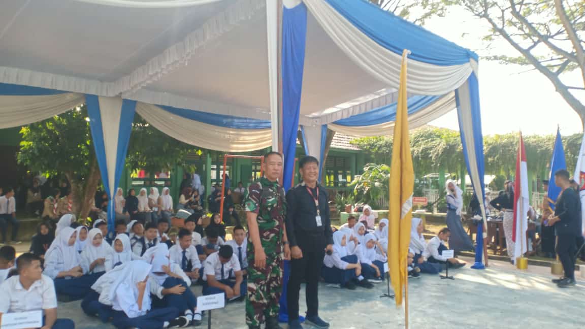 Babinsa Kel Sako Sertu Muhlisin Berikan Wasbang Kepada Siswa - Siswi SMA N 16 Palembang Dalam MPLS 2024 1