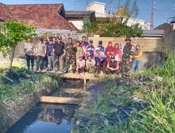Peduli Lingkungan Babinsa Kel Sukabangun Gotong Royong Bersama Warga