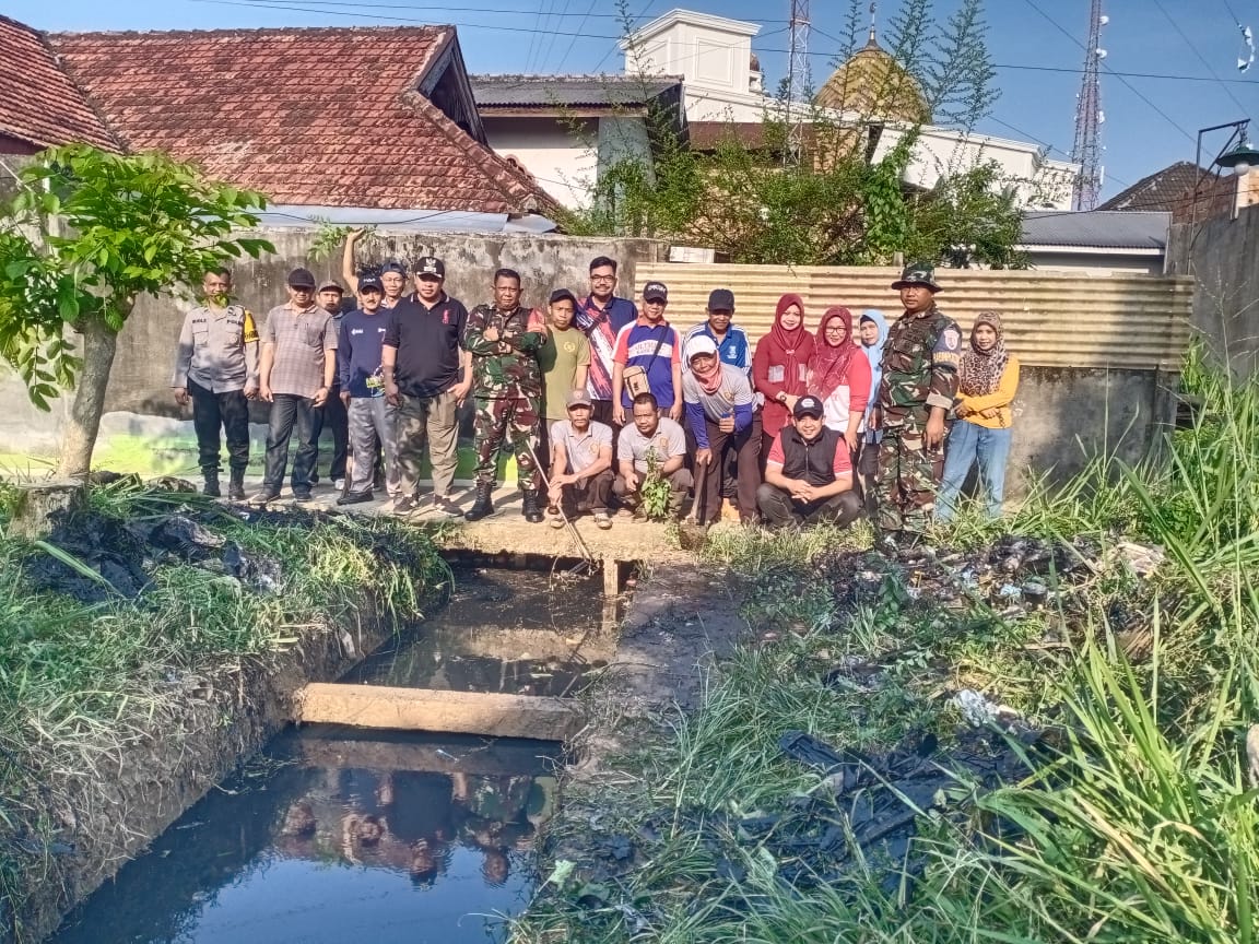 Peduli Lingkungan Babinsa Kel Sukabangun Gotong Royong Bersama Warga 1