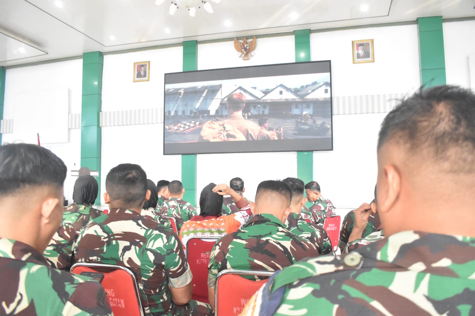 Bangkitkan Semangat Nasionalisme dan Patriotisme Prajurit Dan PNS Korem 043/Gatam Nobar Film "De Oost" 1
