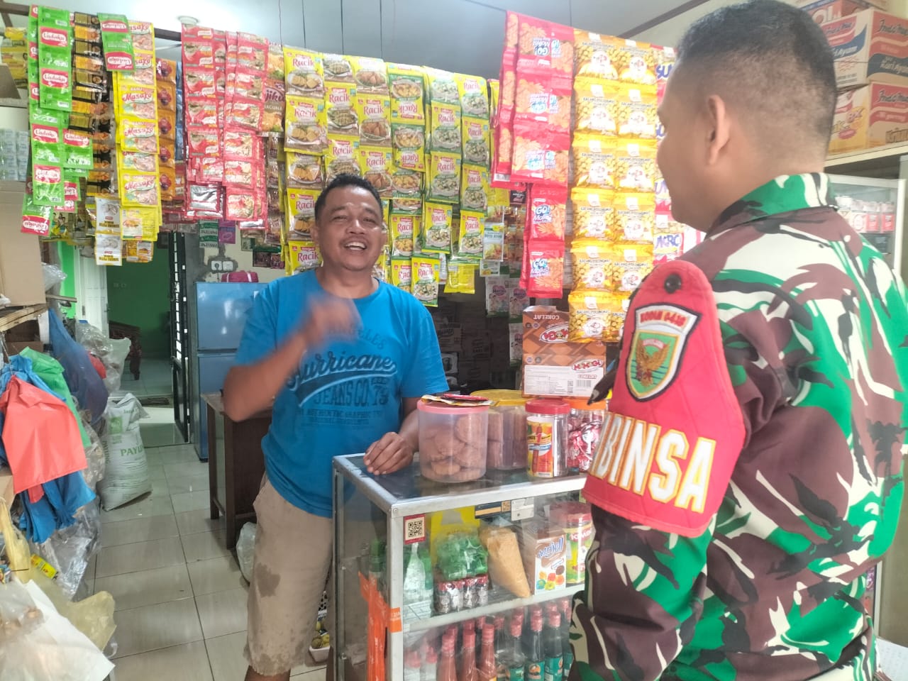 Babinsa Koramil 418-02/Pakjo Komsos Bersama Pedagang Himbau Untuk Selalu Menjaga Kebersihan Dak Kualitas Dagangan 1