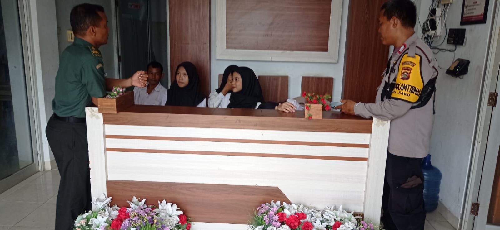 Babinsa Kel Sako Komsos Bersama Siswa Magang Berikan Arahan Dan Motivasi 1