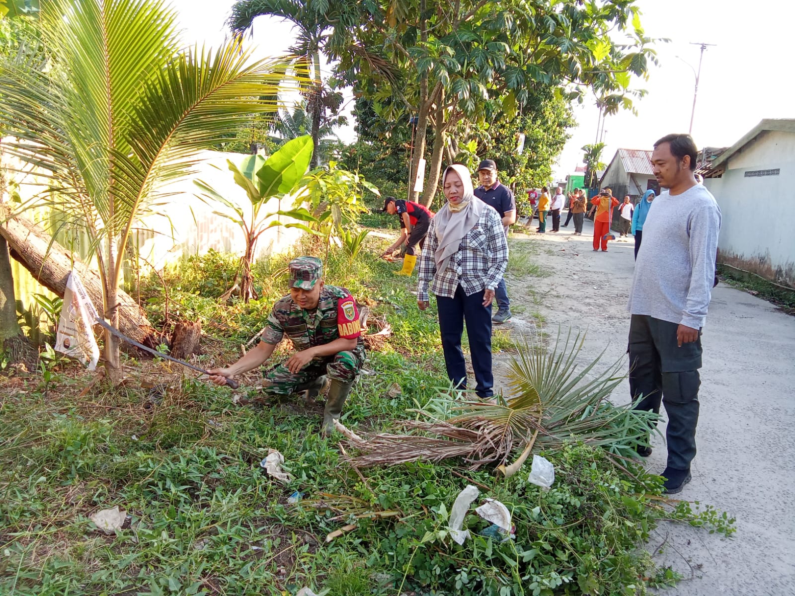 Babinsa Kel Kalidoni Ikut Aktif Gotong Royong Bersama Warga Bersihkan Sampah Dan Rumput Sepanjang Jalan H Azhari 1