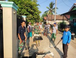 Babinsa Kel Sukodadi Ikuti Gotong Royong Bersama Warga Wujudkan Kemanunggalan TNI