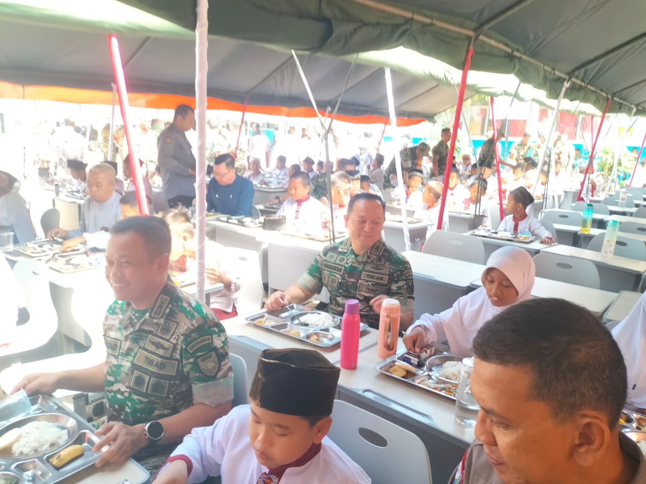 Babinsa Koramil 418-02/Pakjo Monitoring Kegiatan Program Unggulan Dapur Masuk Sekolah Di SDN 17 Palembang 2