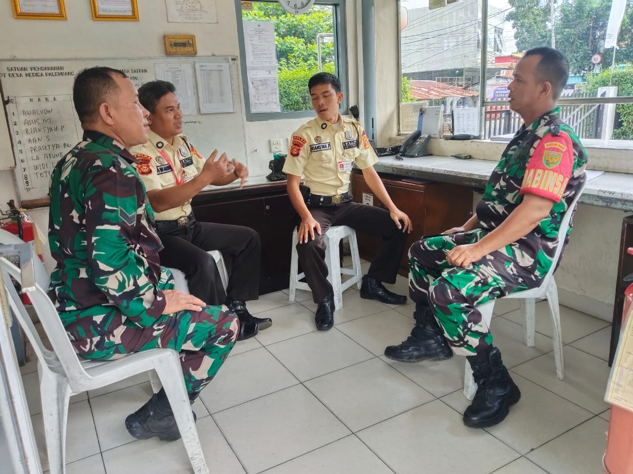 Komsos Bersama Security PT Dexa Medica Babinsa ke 5 Ilir Himbau Agar Tingkatkan Keamanan Dan Kebersihan Lingkungan 1