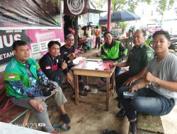 Babinsa Kel Sei Buah Komsos Bersama Ojek Online Himbau Agar Mematuhi Peraturan Lalulintas Saat Berkendara