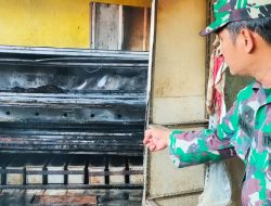 Babinsa Kel Sekip Jaya Gerak Cepat Bantu Padamkan Api Kebakaran Toko Roti