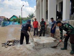 Babinsa Kel Sukodadi Bersama Warga Gotong Royong Bersihkan Masjid Nurul Yaqin