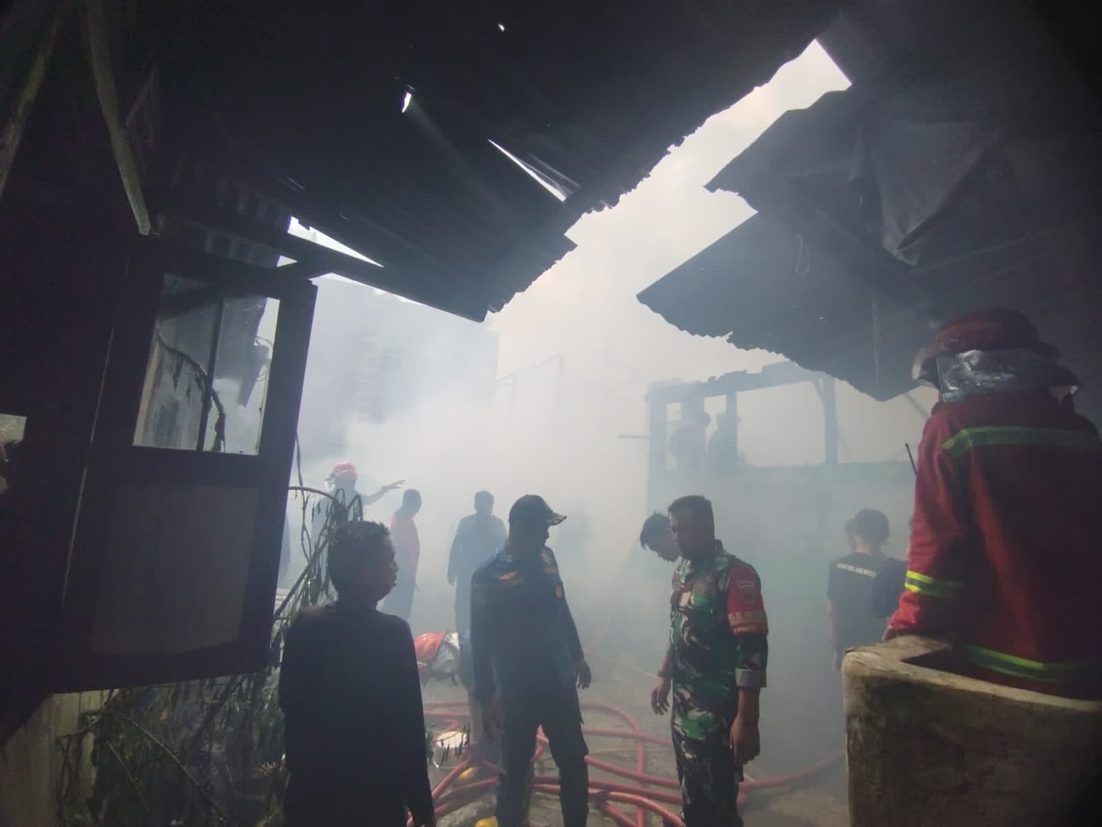 Babinsa Koramil 04/Kertapati Gerak Cepat Bantu Padamkan Api, Dua Unit Rumah Hangus Terbakar 1