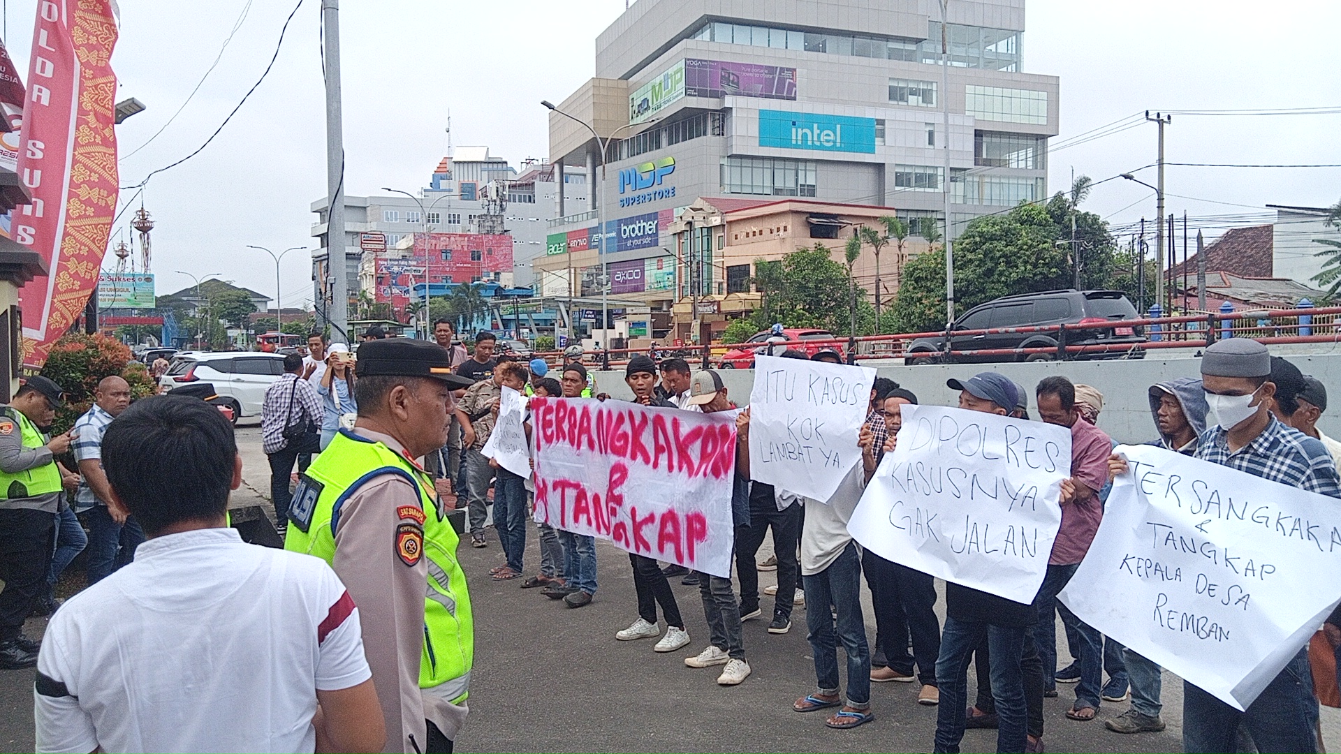 Laporan Dugaan Ijazah Palsu Kades Remban Mandek, Perkumpulan Gerakan Cendana Grup Gelar Aksi Demo di Polda Sumsel 1