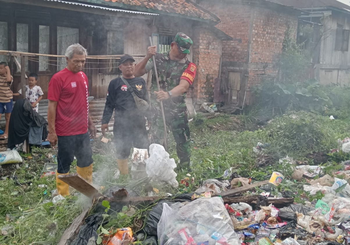 Jumat Bersih Babinsa Kel. Kuto Batu dan Staf Kelurahan Bersama Masyarakat Melaksanakan Pembersihan Lingkungan 1