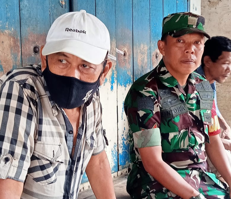 Babinsa Kel Sialang Komsos Bersama Penjaga Pasar Multiwahana Himbau Menjaga Keamanan dan Kebersihan Lingkungan 1