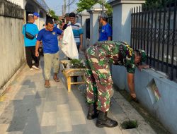 Jumat Bersih Babinsa Kuto Batu dan Staff Kelurahan Bersama Masyarakat Gotong Royong Bersihkan Saluran Air