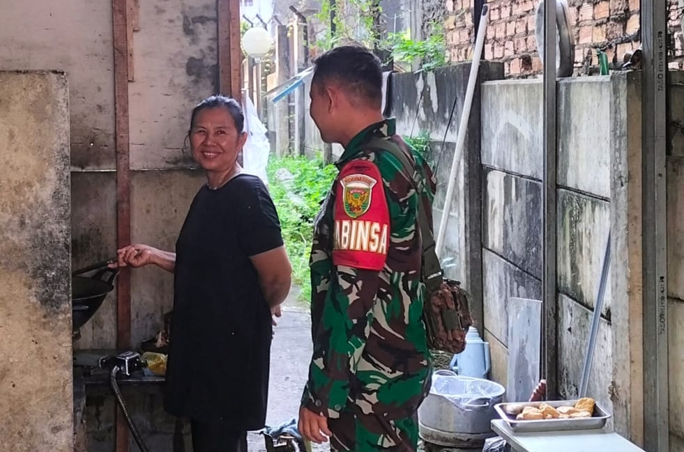 Komsos Bersama Pedagang Makanan Babinsa Demang Lebar Daun Himbau Agar Selalu Menjaga Kebersihan Dan Kehigienisan Dagangan 1