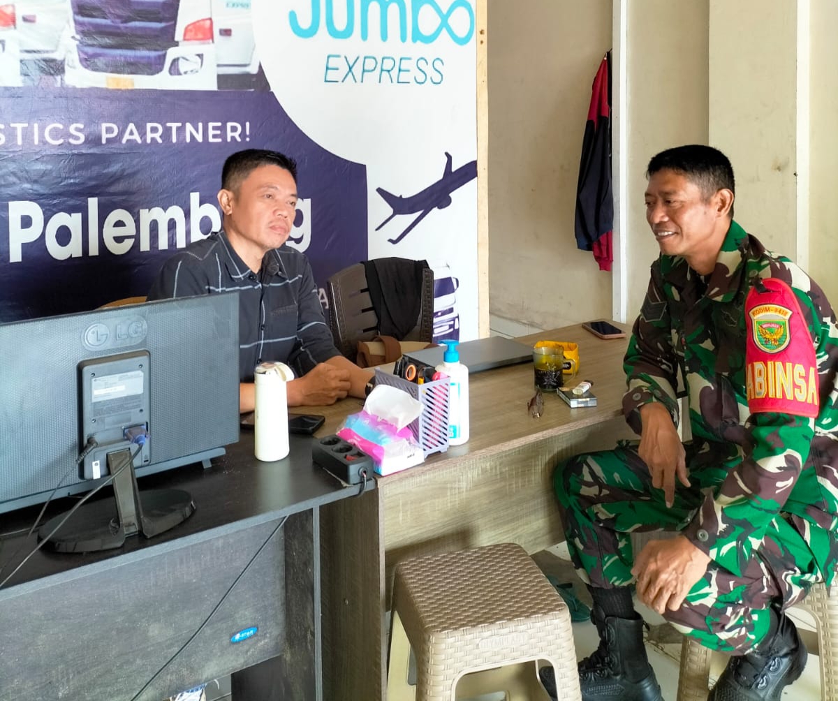 Babinsa Kel Siring Agung Komsos Bersama Karyawan Paket Jumbo Untuk Selalu Waspada Saat Bekerja Merima Kiriman Paket 1