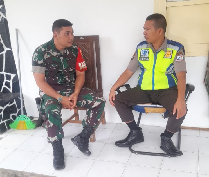 Rutin Komsos Babinsa Kel 8 Ilir Ingatkan Sekuriti Untuk Waspada Dan Tingkat Keamanan 1