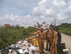 Pastikan Tidak Ada Sampah Camat Sako Monitoring Pembersihan Sampah Liar di Jalan Jembatan 1 Sako – Sematang Borang