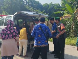Babinsa Kel Alang- Alang Lebar Bersama Tiga Pilar Gerak Cepat Bantu  Evakuasi Warga Sakit