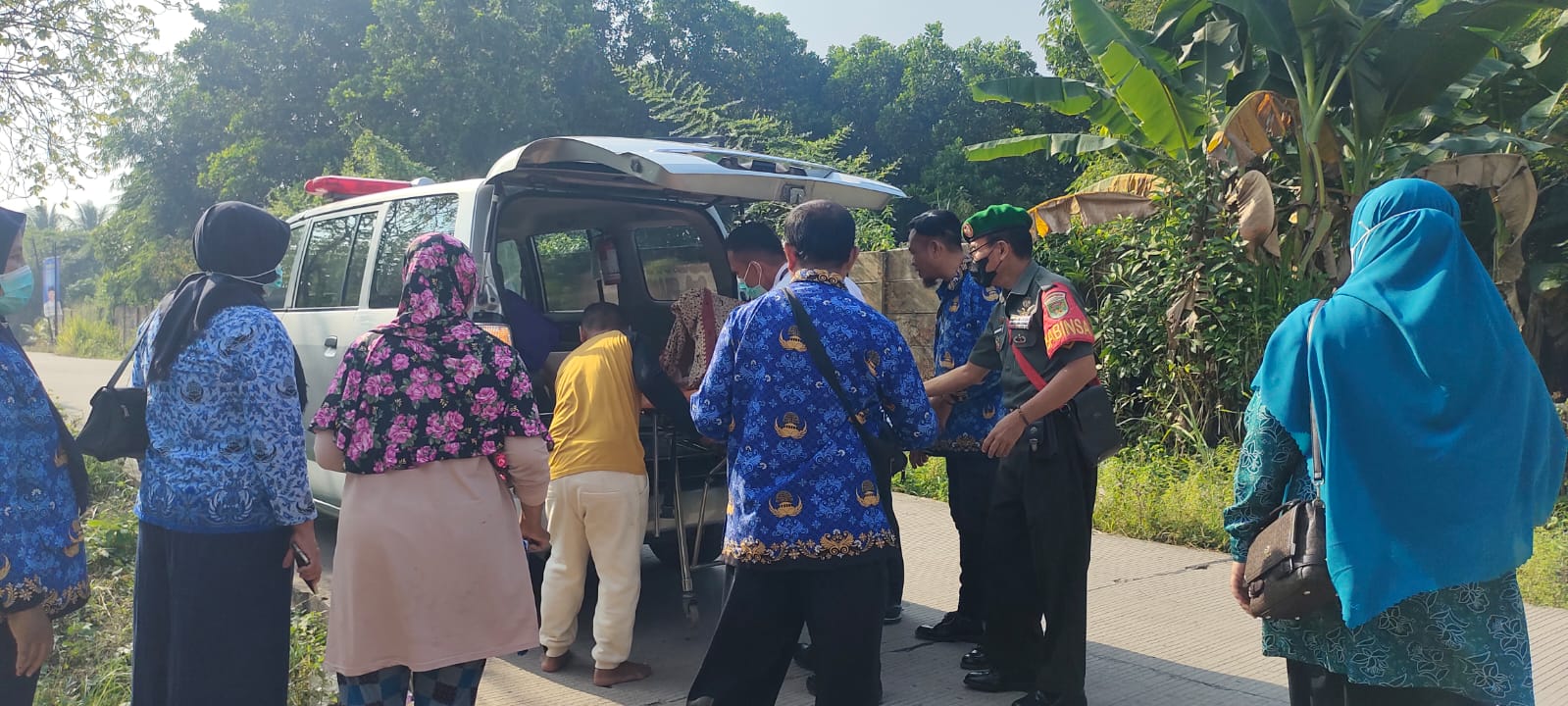 Babinsa Kel Alang- Alang Lebar Bersama Tiga Pilar Gerak Cepat Bantu Evakuasi Warga Sakit 1