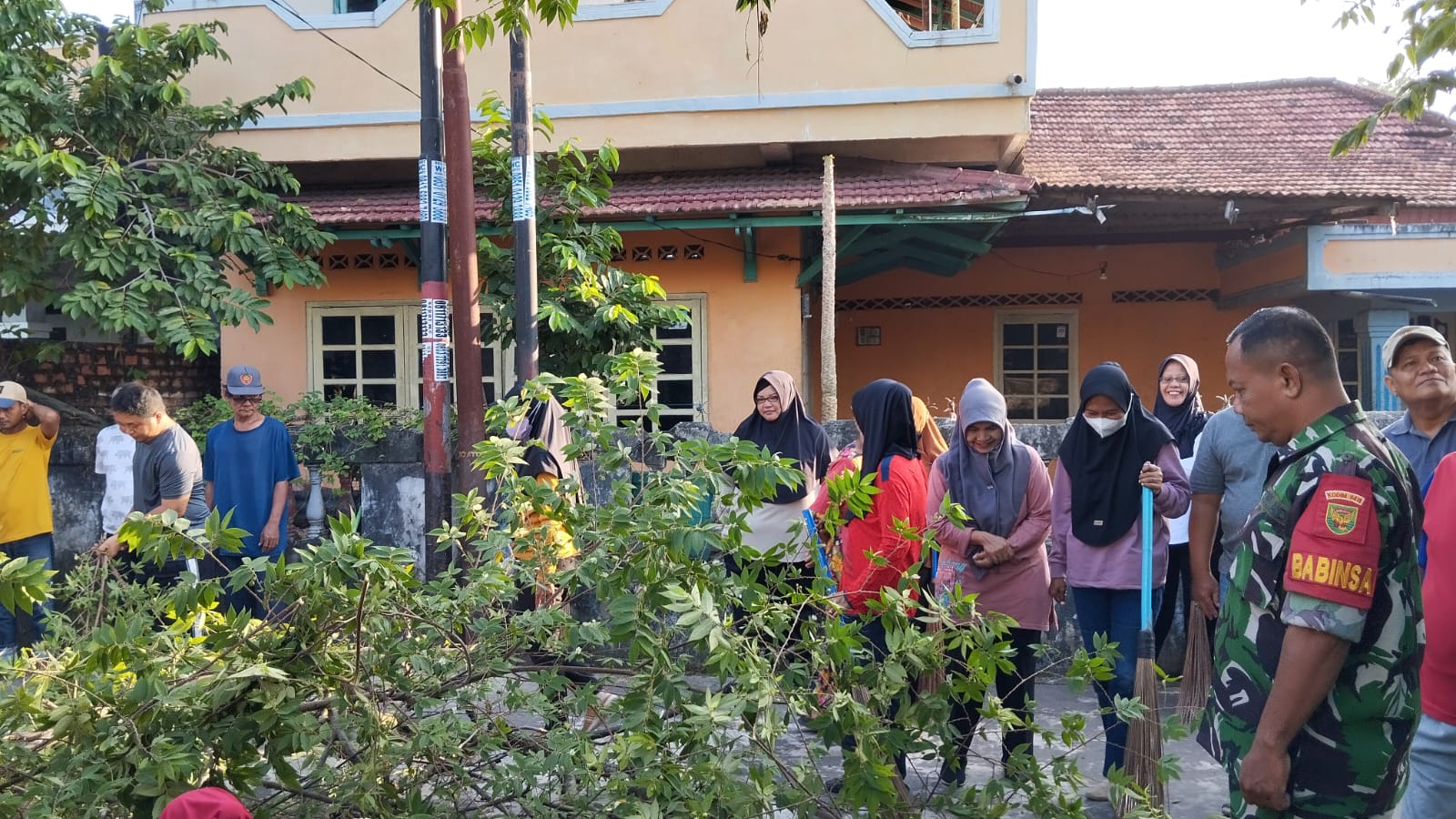 Jumat Bersih Babinsa 9 Ilir Ikut Serta Gotong Royong Bersama Lurah Dan Staf Kelurahan 1