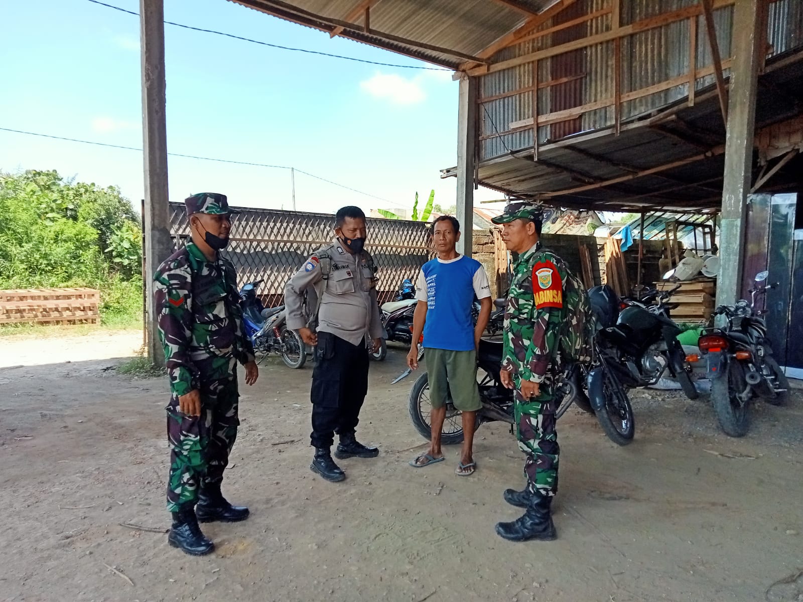 Babinsa Kel Sako Komsos Bersama Warga Himbau Untuk Menjaga Keamanan Dan Kebersihan Lingkungan Serta Untuk Memasang Bendera Menyambut HUT RI ke 79 1