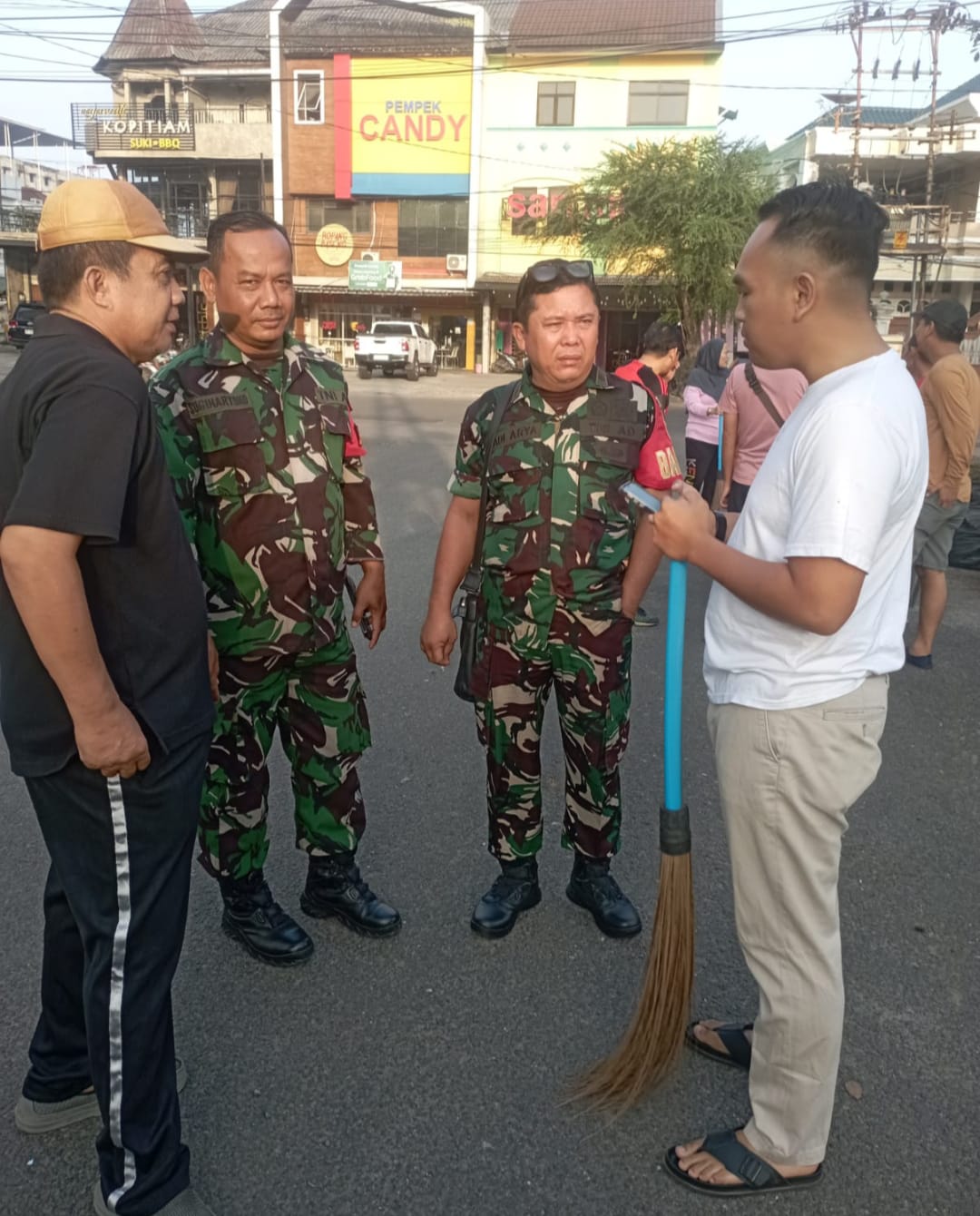 Babinsa Kel 9 Ilir Komsos Bersama Warga Ajak Menjaga Keamanan Dan Kebersihan Lingkungan 1