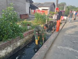 Babinsa Kel Talang Jambe Melaksanakan Gotong Royong Bersama Warga Bersihkan Saluran Air