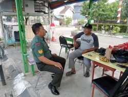 Sambut HUT RI Ke 79 Babinsa Kel Talang Kelapa Ajak Warga Pasang Bendera Merah Putih