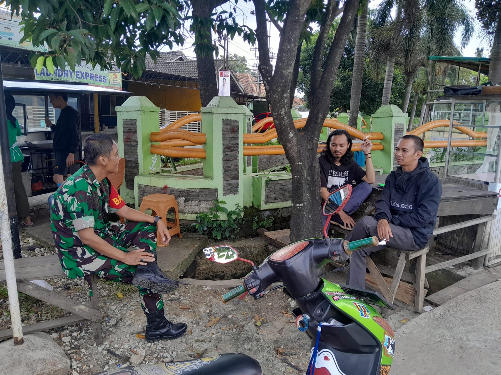 Jelang Pilkada 2024 Babinsa Kel 19 Ilir Komsos Bersama Warga Himbau Agar Tidak Golput Saat Pemilihan Nanti 1