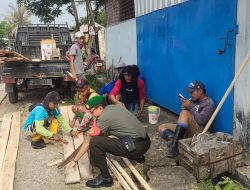 Babinsa Kel Alang -Alang Lebar Monitoring PUPR Kota Palembang Perbaikan Parit Di Sepanjang Jalan Sembaja Indah
