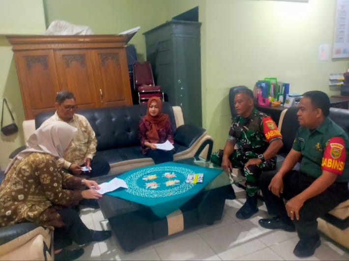 Jalin Hubungan Baik Bersama Aparatur Kelurahan Babinsa Kel 22 Ilir Komsos Bersama Lurah Dan Seklur 1