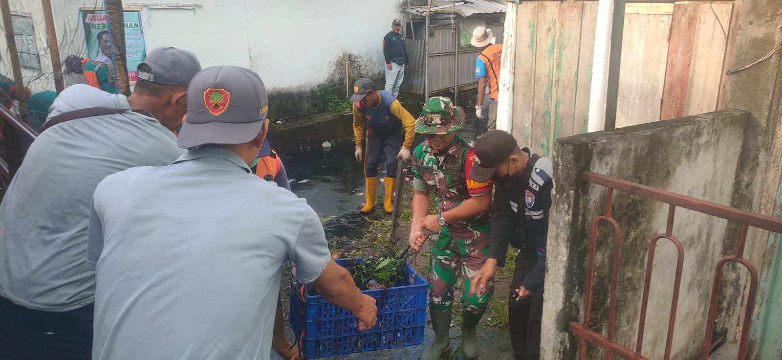 Bakti TNI Babinsa Kel 11 Ilir Bersama Masyarakat Melaksanakan Pembersihan Parit Agar Tidak Terjadi Penumpukan Sampah 1