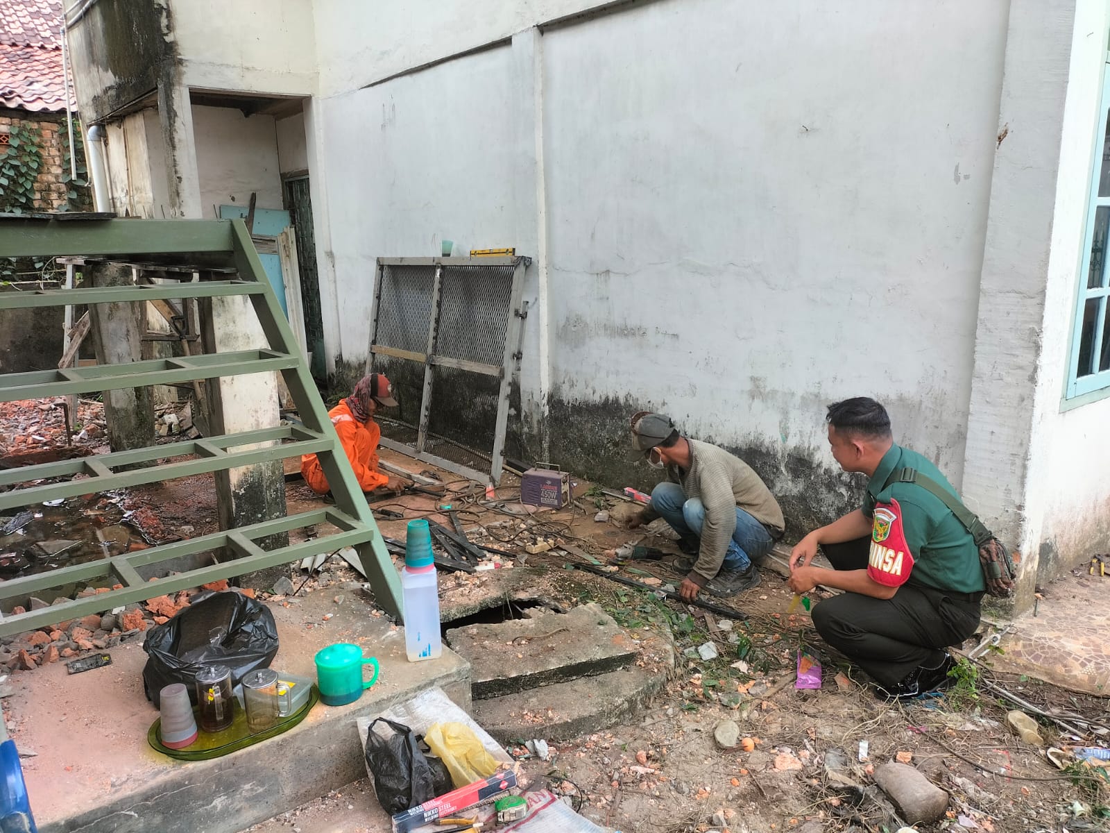 Komsos Bersama Warga Babinsa Ingatkan Jaga Faktor Keamanan Dalam Bekerja 1