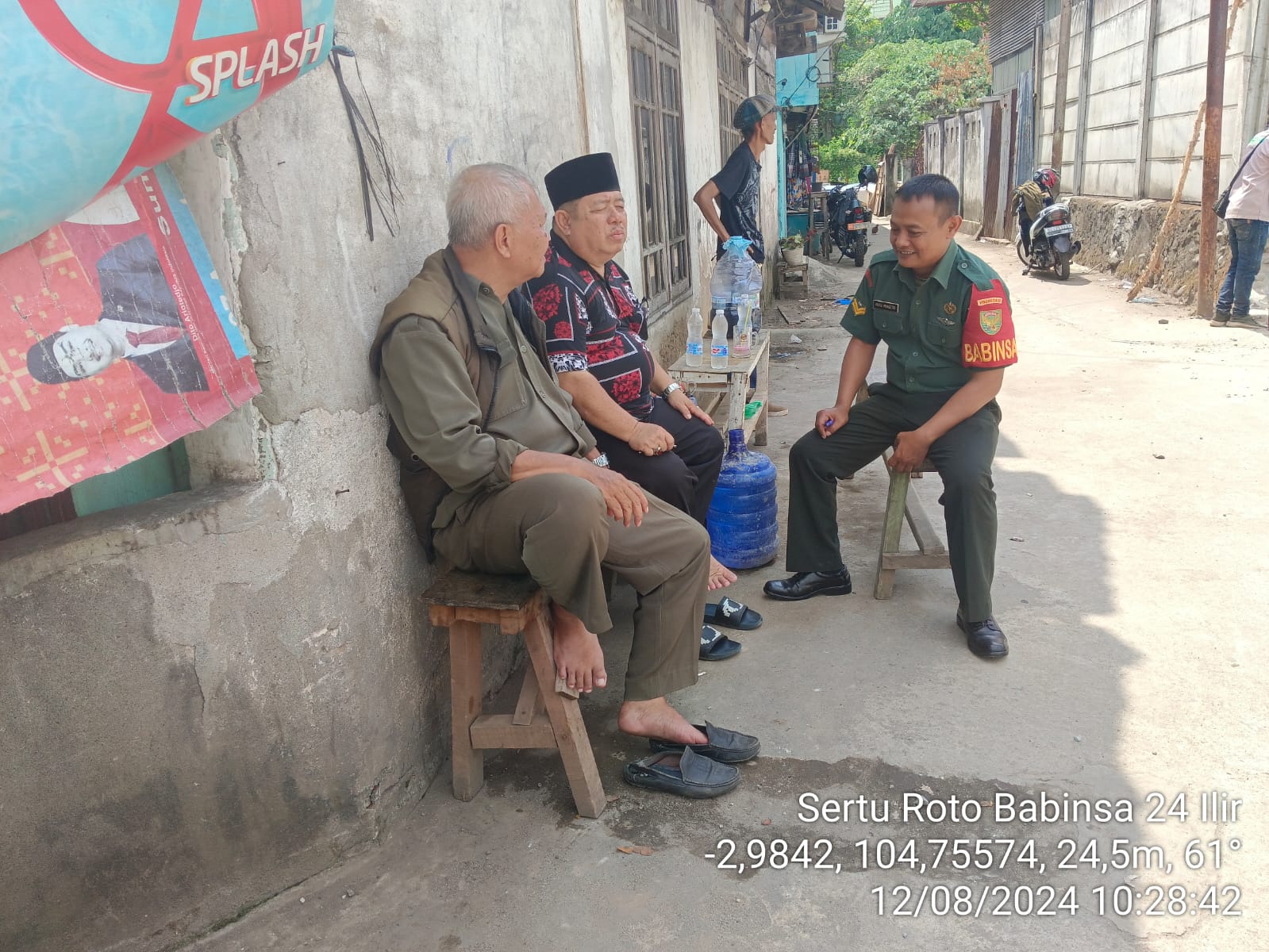 Dalam Menciptakan Kondusifitas Jelang Pilkada,Babinsa Kel 24 Ilir Komsos Bersama Ketua RT 1