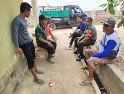 Jalin Sinergitas Babinsa Kel Sukodadi Komsos Bersama Ketua RT Bahas Permasalahan Gotong Royong Pembuatan Parit