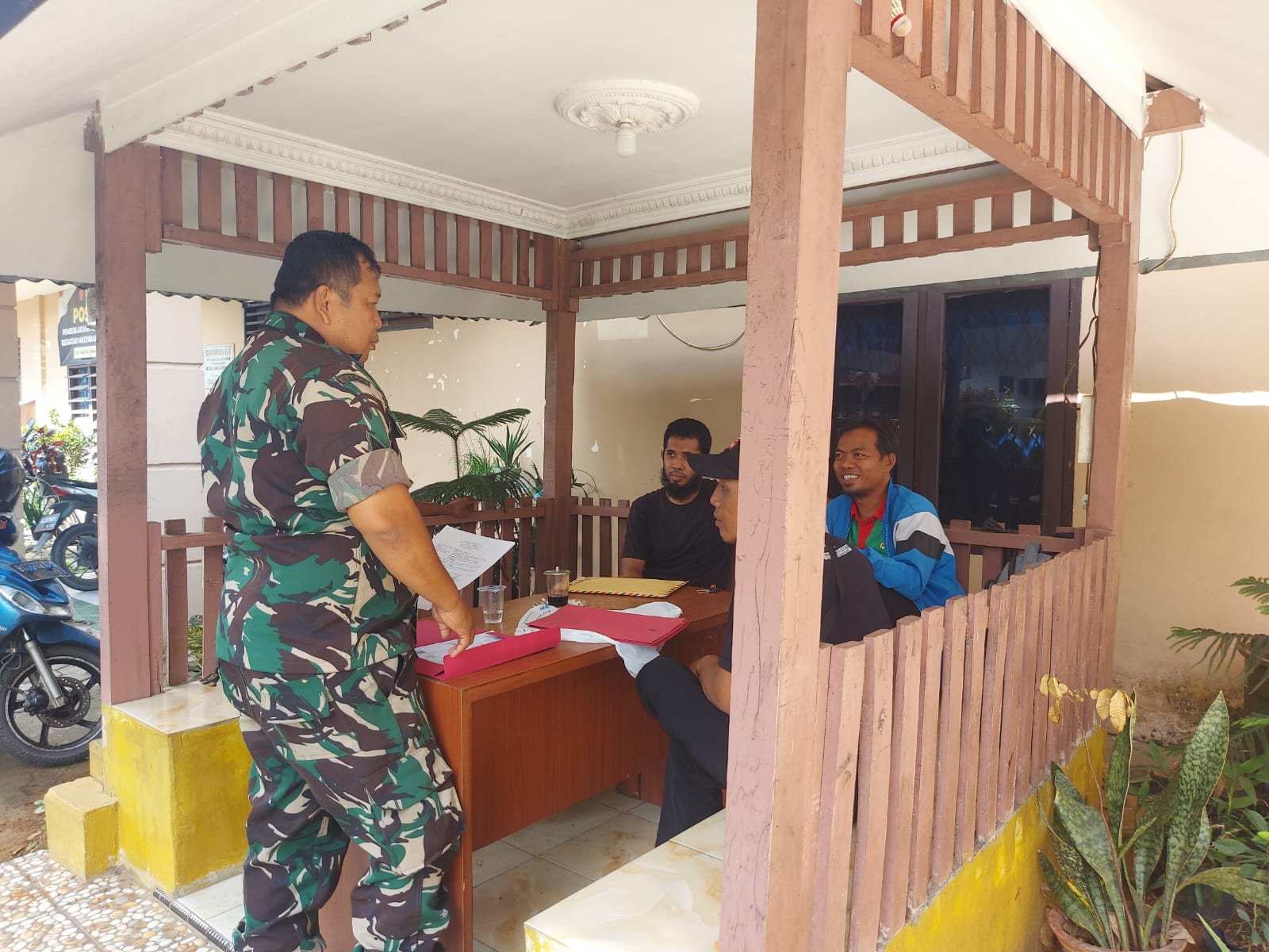 Cegah Kebakaran Babinsa Himbau Warga Untuk Membakar Sampah Sembarangan 1
