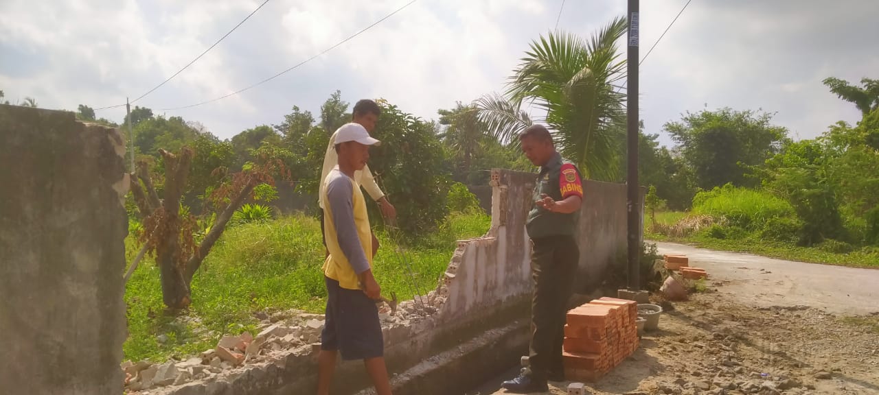 Babinsa Kel Sukodadi Komsos Bersama Warga Himbau Agar Menjaga Faktor Keamanan Dalam Bekerja 1