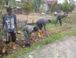 Babinsa Koramil 418-05/Lemabang Gotong Royong Bersama Warga Membuat Parit