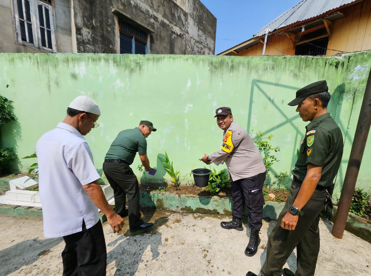 Lestarikan Lingkungan Babinsa Kel 10 Ilir Bersama Bhabinkamtibmas Melaksanakan Penanaman Pohon Di Sekolah Hijriyah 1