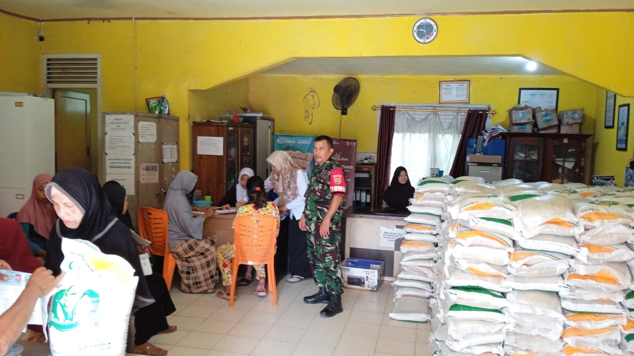 Babinsa Kel Lebung Gajah Monitoring Penyaluran Beras Bulog Ke KPM PKH 1