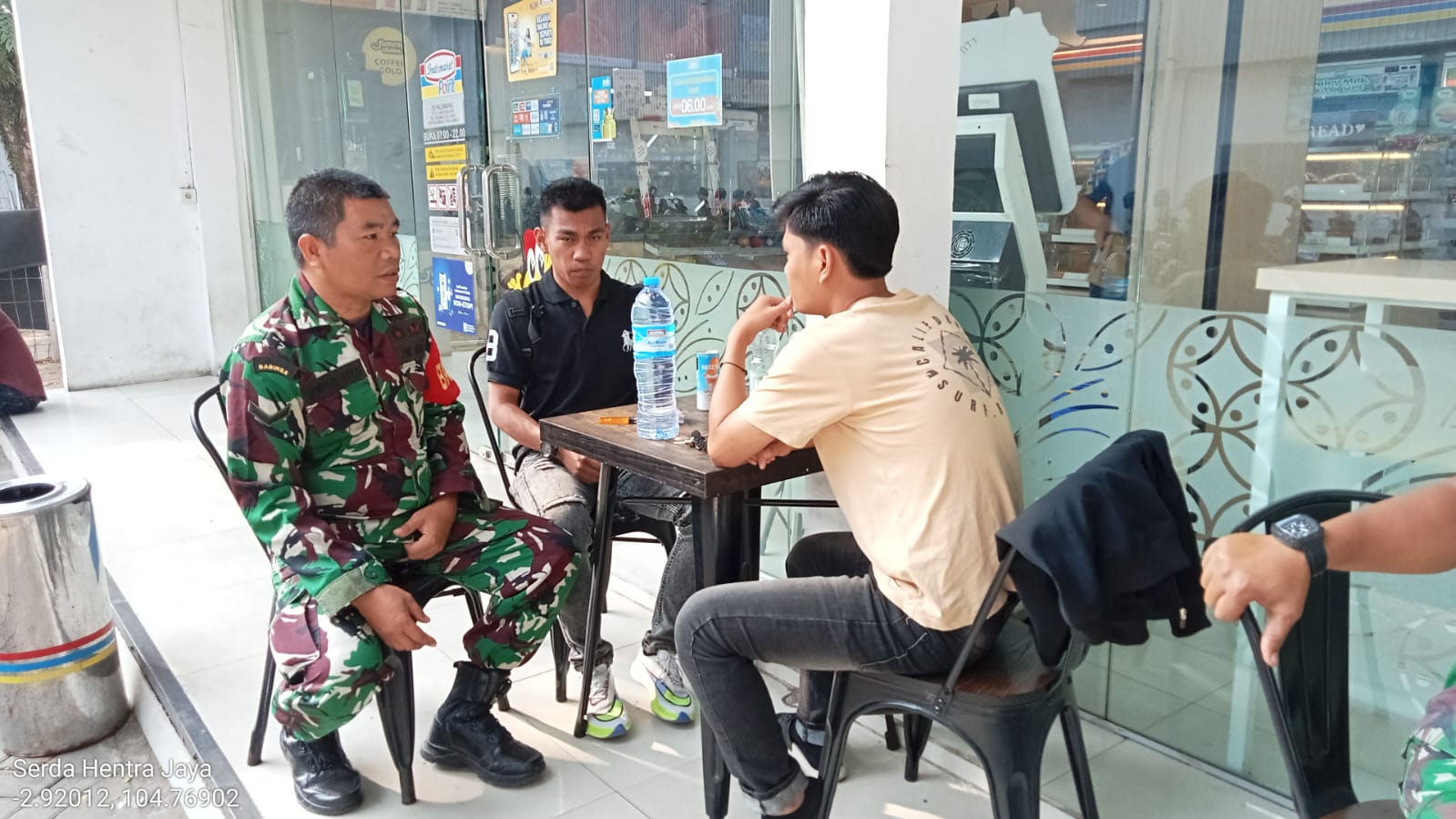 Jalin Kebersamaan Babinsa Kel Bukit Baru Komsos Bersama Warga 1