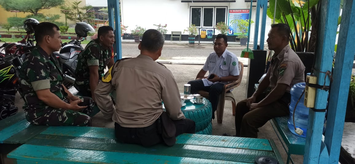 Babinsa Kel Sel Lais Komsos Bersama Security Himbau Tingkatkan Keamanan 1