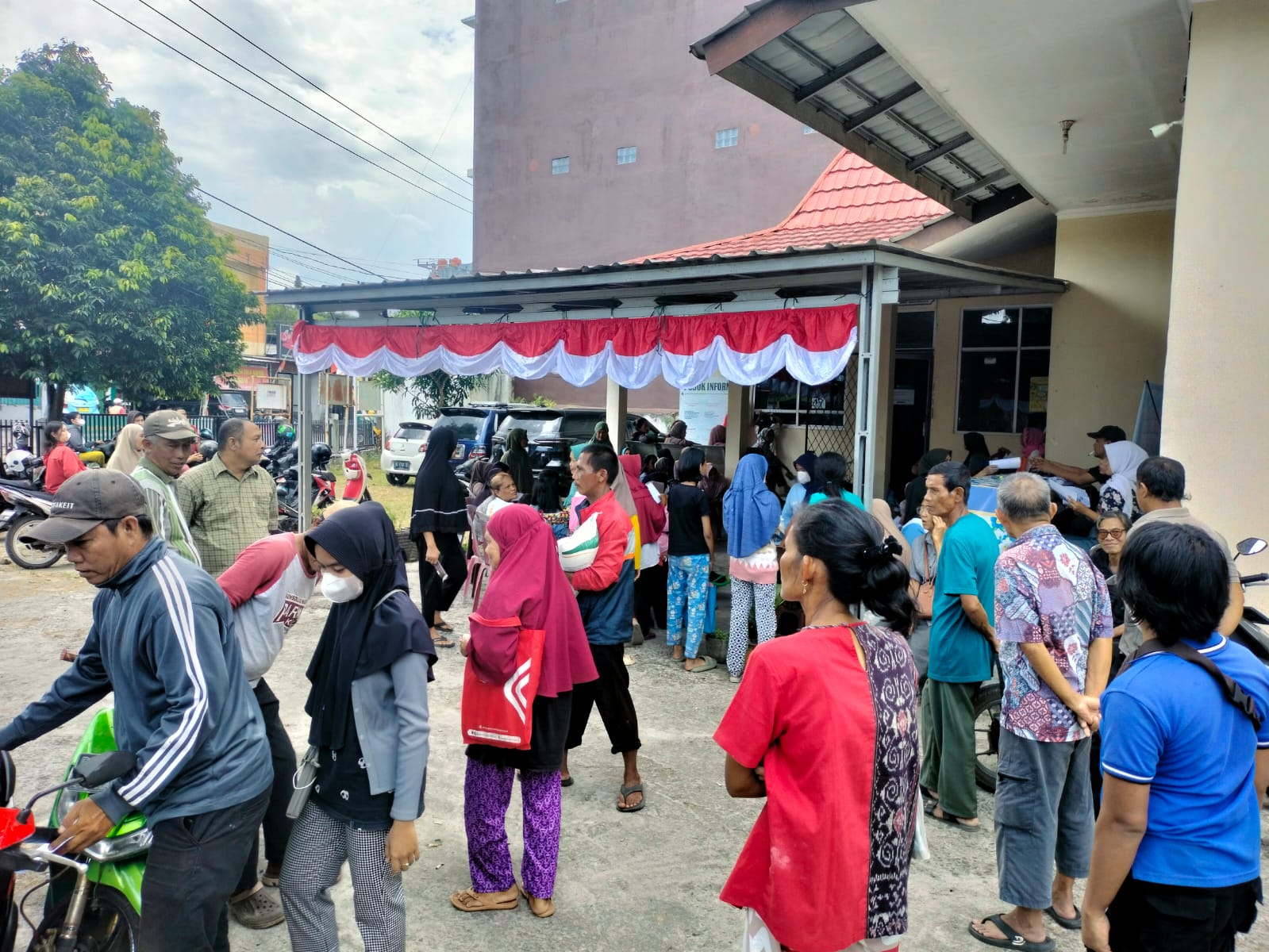 Babinsa Kel 9 Ilir Monitoring Pembagian Beras Pemerintah Agar Tepat Sasaran 1