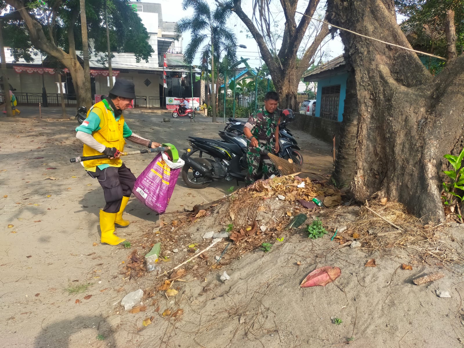 Peduli Lingkungan Babinsa Kel 3 Ilir Bahu Membahu Bersihkan Sampah Ditaman Dan Selokan 1