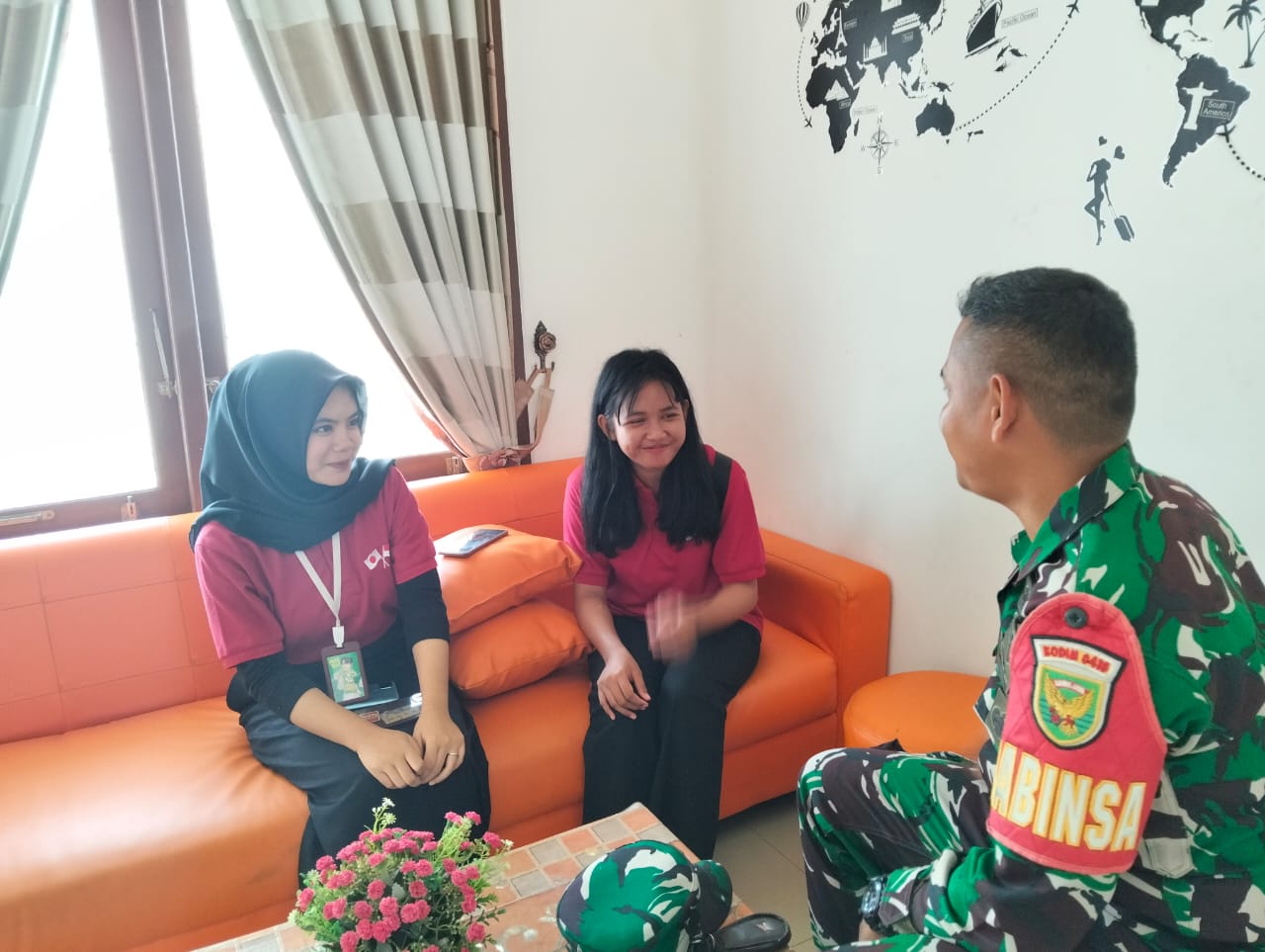 Babinsa Kel Demang Lebar Daun Berikan Motivasi Kepada Murid Baru LPK Putri Tunggal Jaya Abadi 1