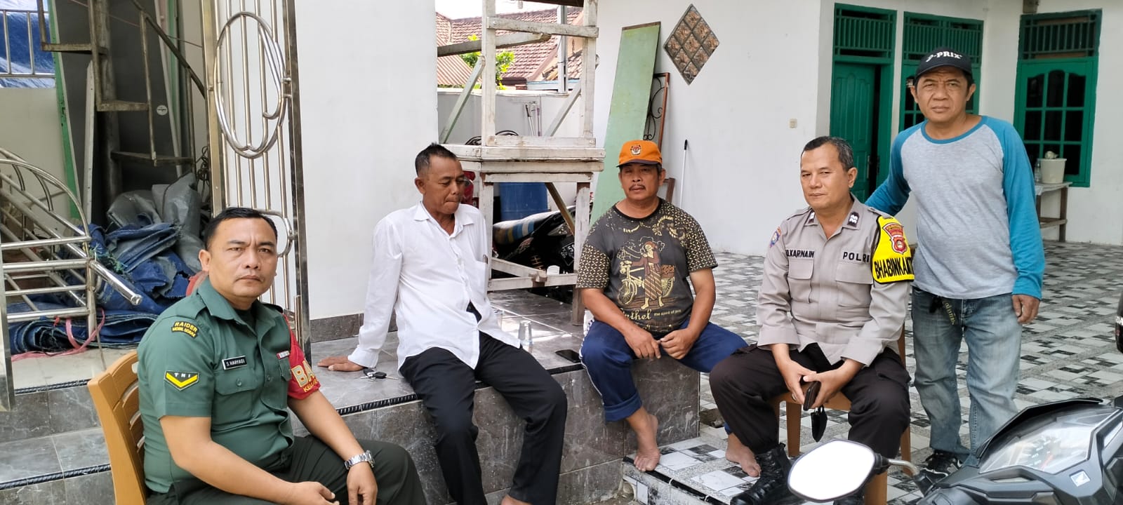 Babinsa Kel Dua Ilir Anjangsana Bersama Warga Himbau Agar Lebih Peduli Lingkungan 1