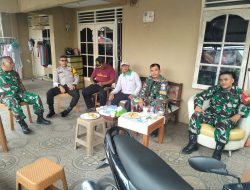 Babinsa Kel Kebun Bunga Komsos Bersama Ketua RT Mengajak Ketua RT Menghimbau Warga Jangan Membuang Sampah Sembarang